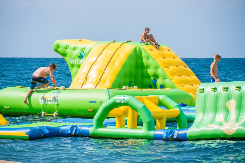 Opblaas springkussen voor de kids op camping park umag